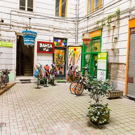 Of * Budapesta
